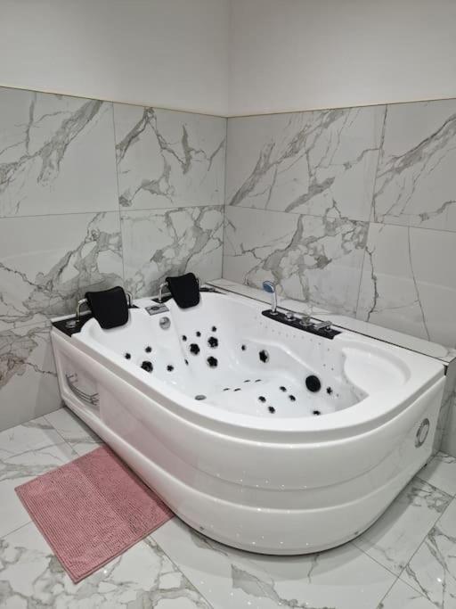 Maison Chic Avec Jacuzzi Nogent Sur Oise Yaospa60 Exterior foto