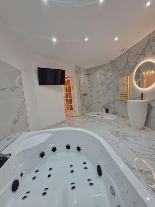 Maison Chic Avec Jacuzzi Nogent Sur Oise Yaospa60 Exterior foto